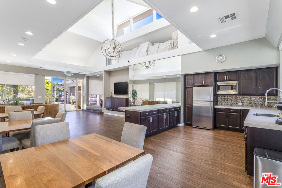 10200 Autumn Leaf Cir