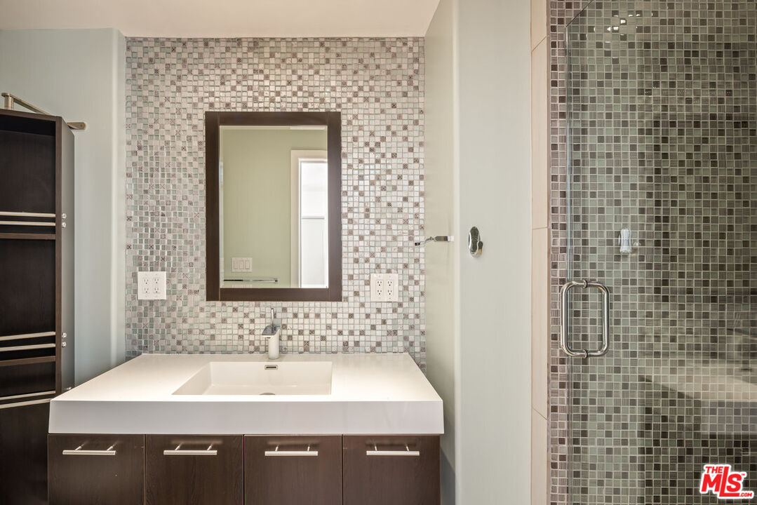 11830 Mayfield Ave Unit: 102