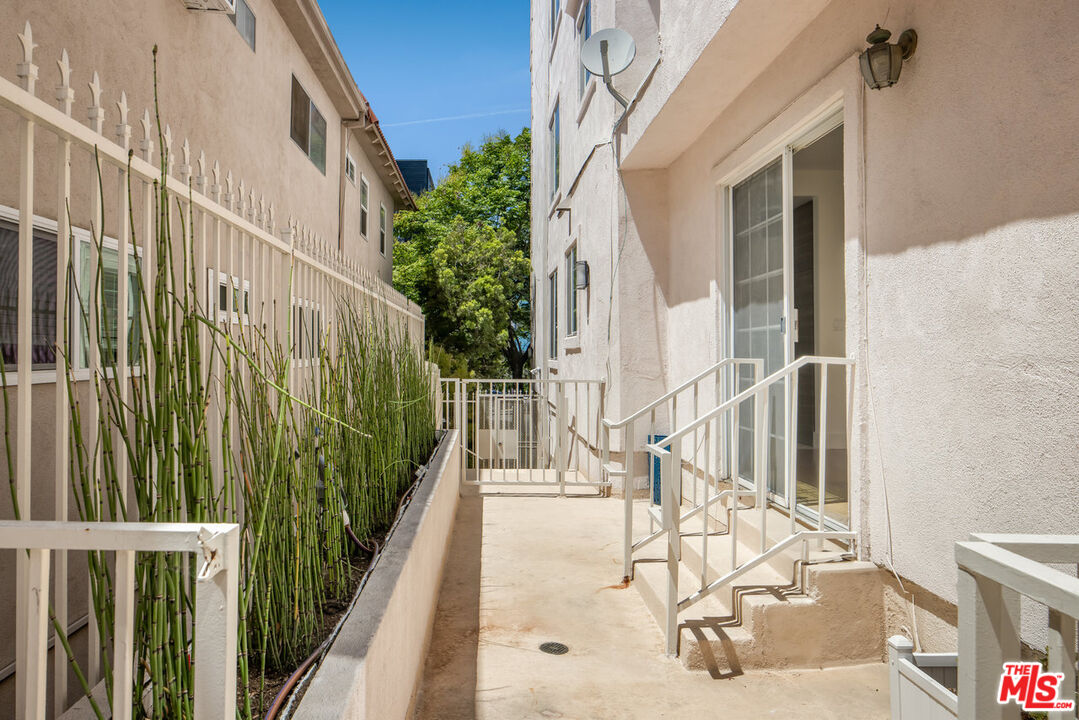 11830 Mayfield Ave Unit: 102