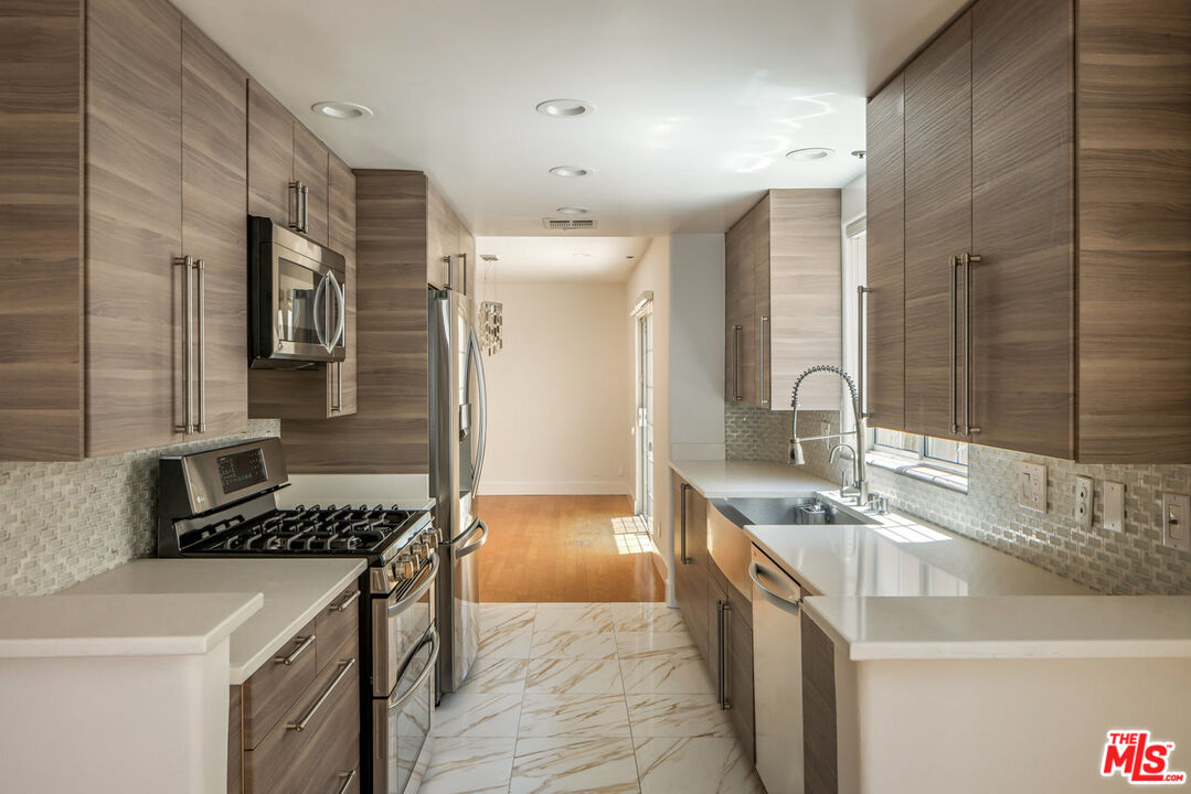 11830 Mayfield Ave Unit: 102