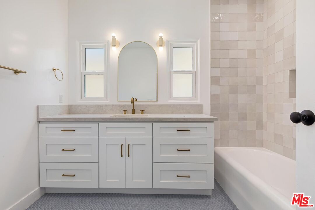 3429 Edgehill Dr Unit: 2