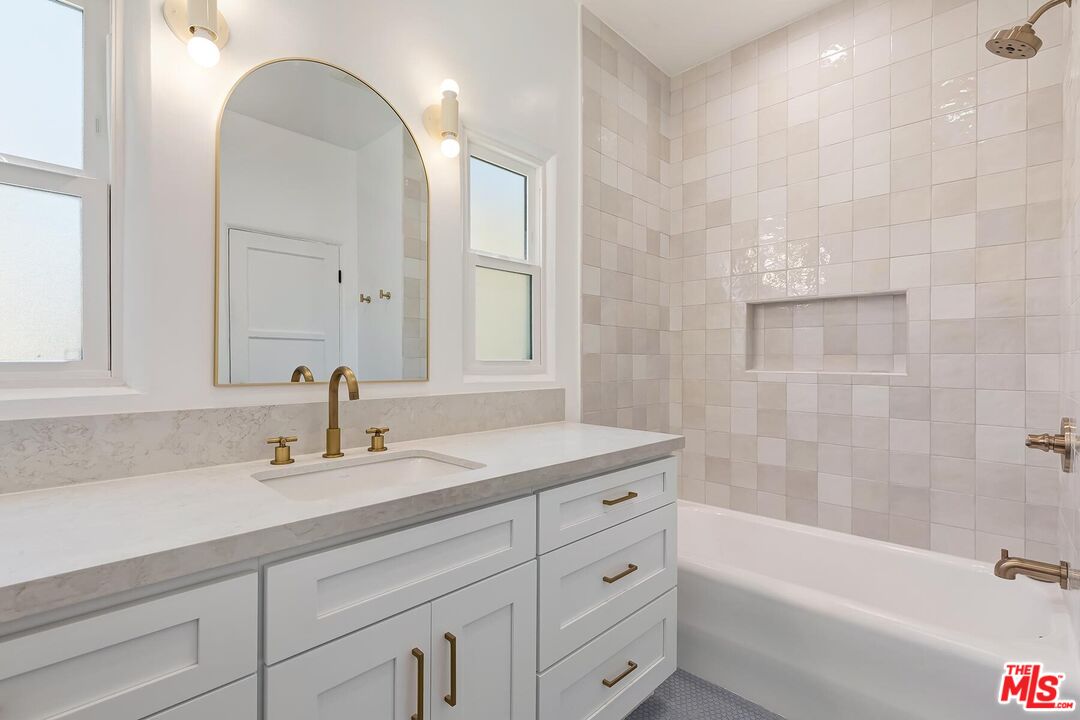 3429 Edgehill Dr Unit: 2