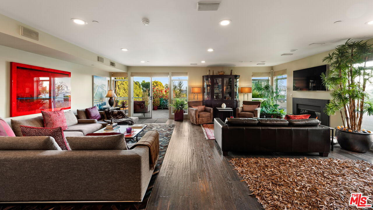 8703 W Knoll Dr Unit: 105