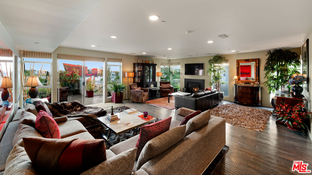 8703 W Knoll Dr Unit: 105