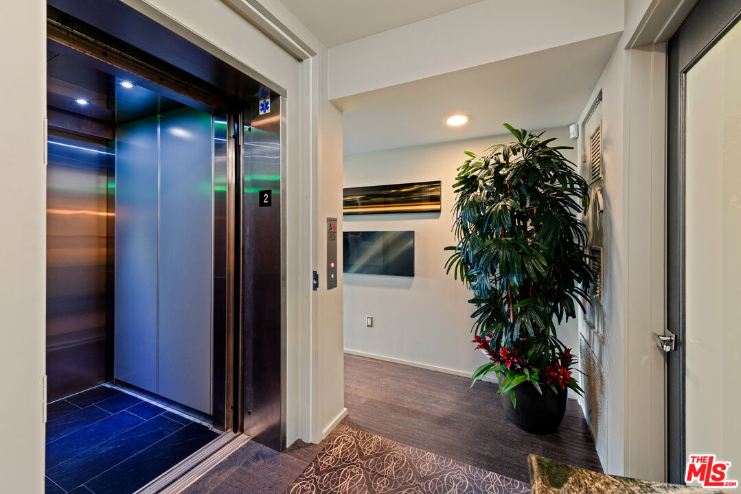 8703 W Knoll Dr Unit: 105