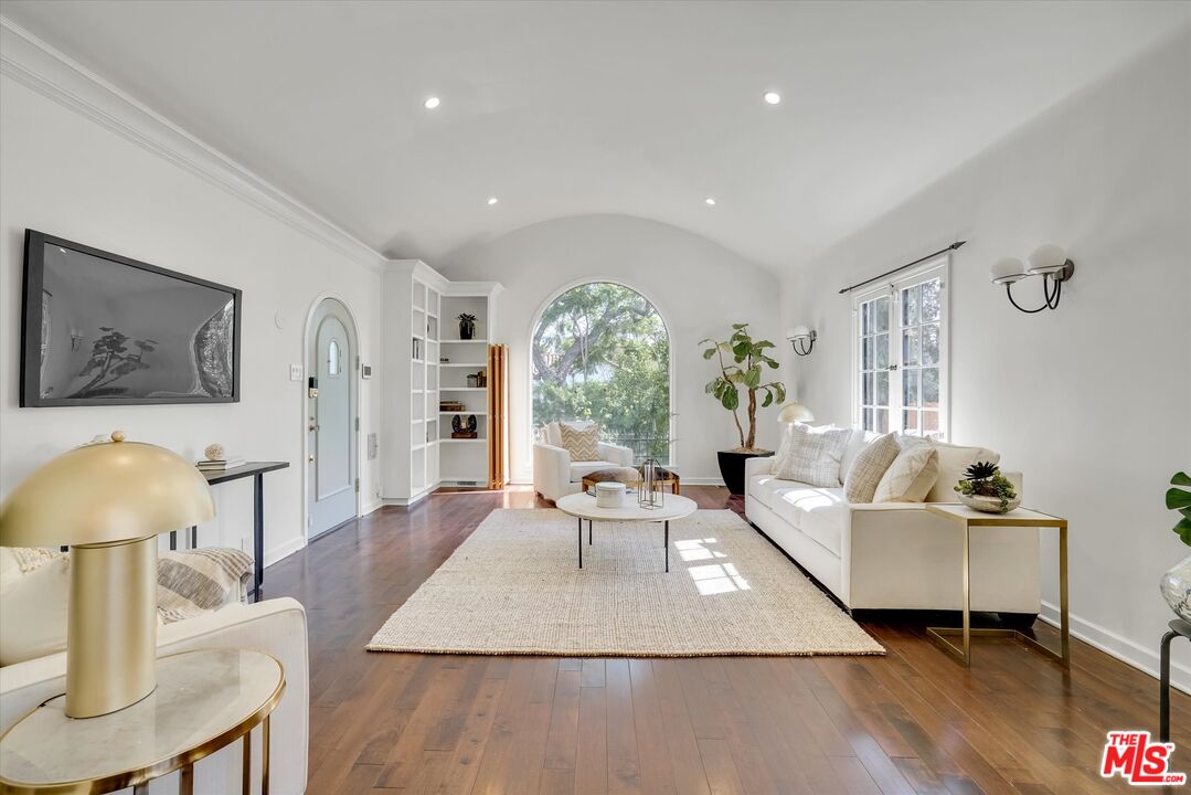 6627 Lindenhurst Ave