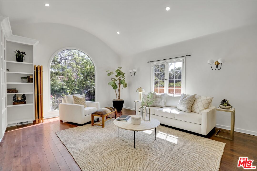 6627 Lindenhurst Ave