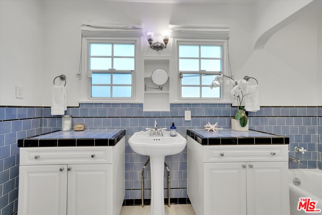 6627 Lindenhurst Ave