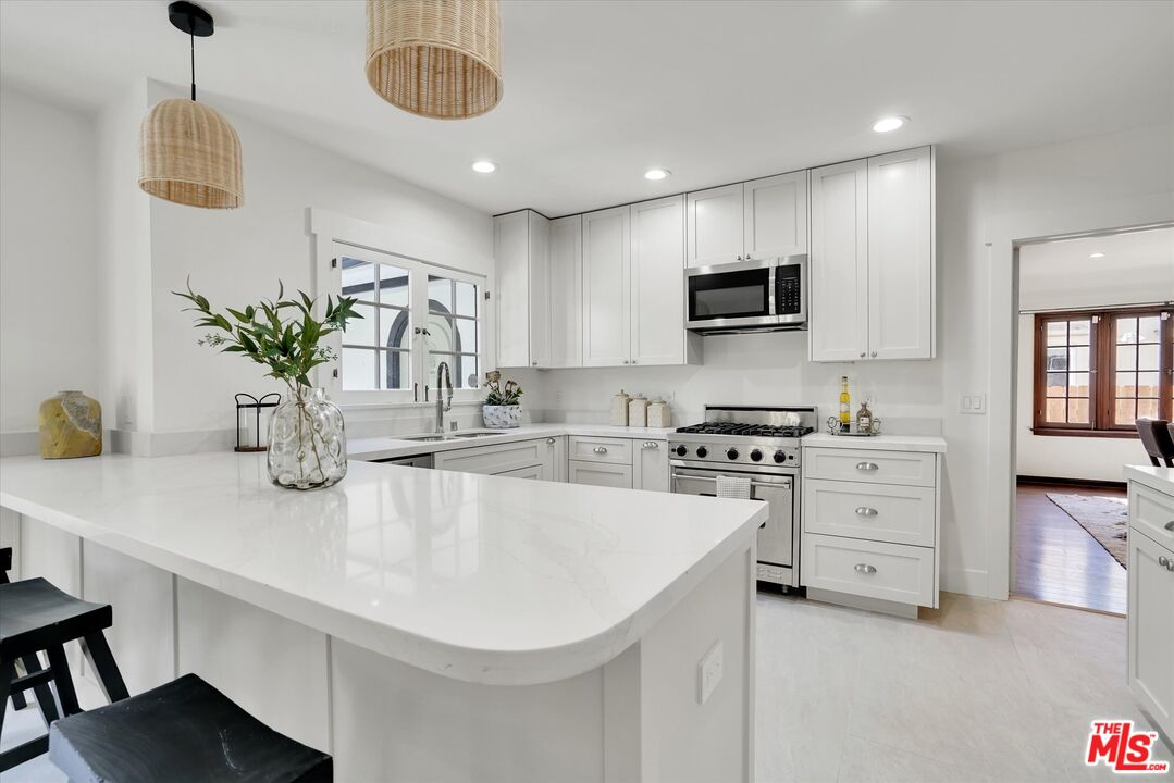 6627 Lindenhurst Ave