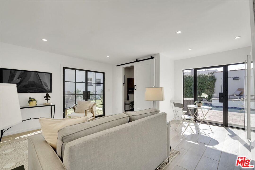 6627 Lindenhurst Ave