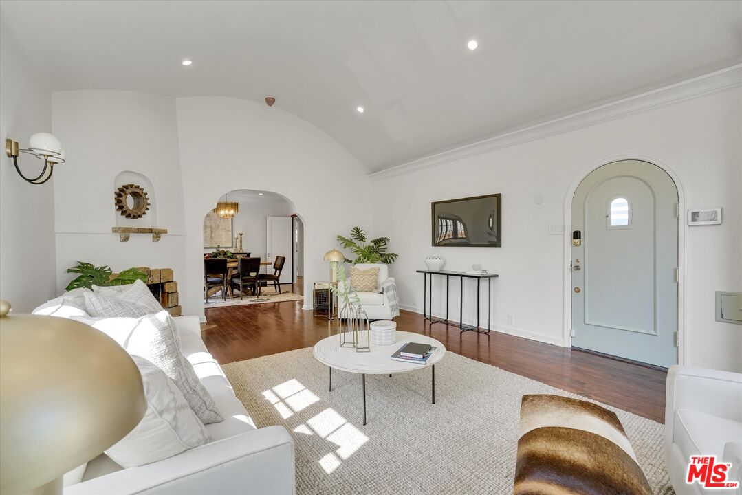 6627 Lindenhurst Ave