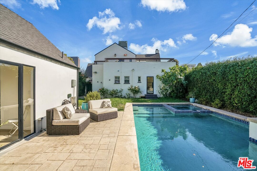 6627 Lindenhurst Ave