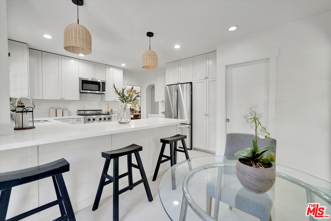 6627 Lindenhurst Ave