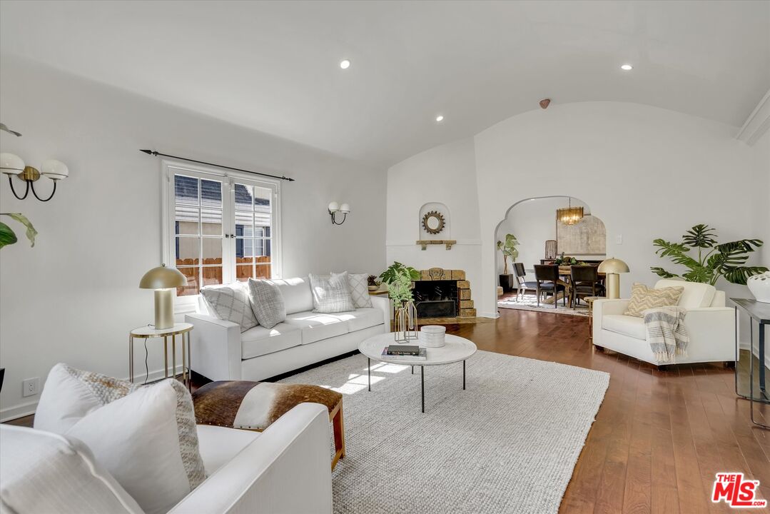 6627 Lindenhurst Ave