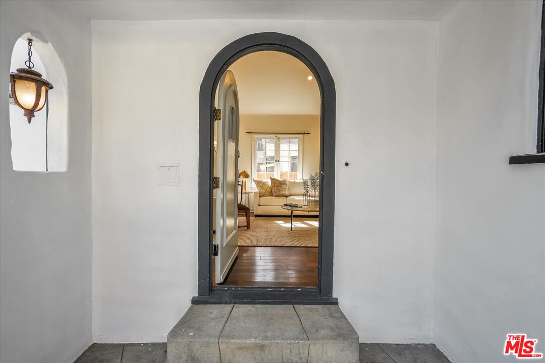 6627 Lindenhurst Ave