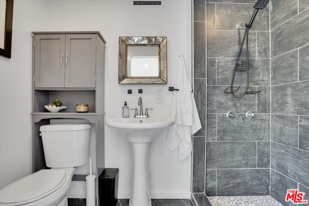 6627 Lindenhurst Ave