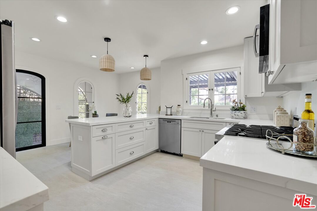 6627 Lindenhurst Ave