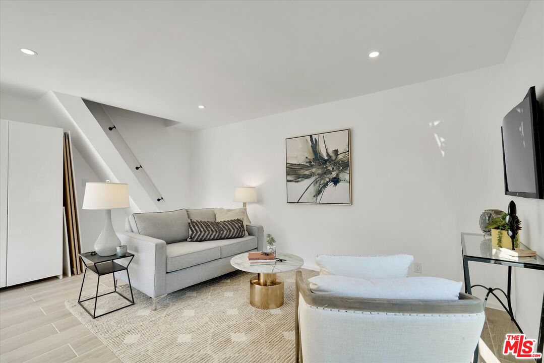 6627 Lindenhurst Ave