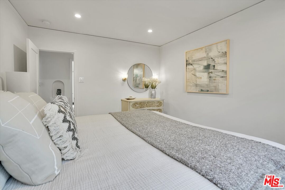 6627 Lindenhurst Ave