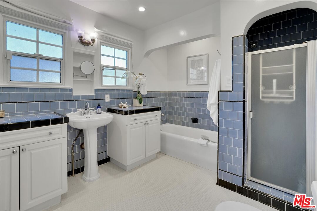 6627 Lindenhurst Ave