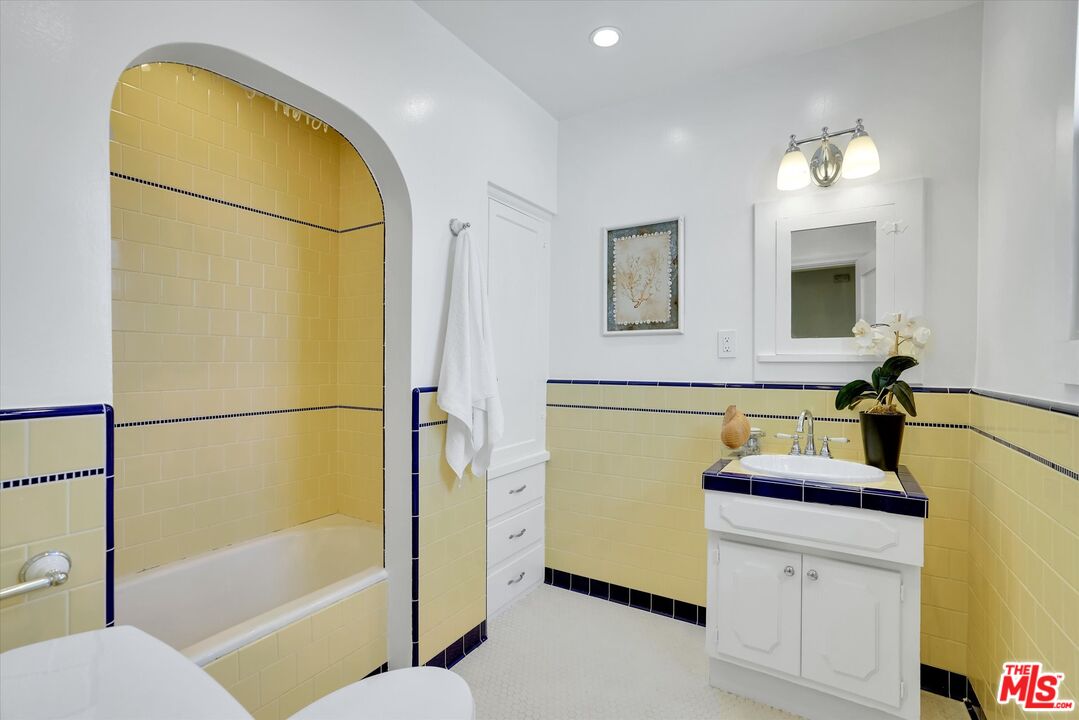 6627 Lindenhurst Ave