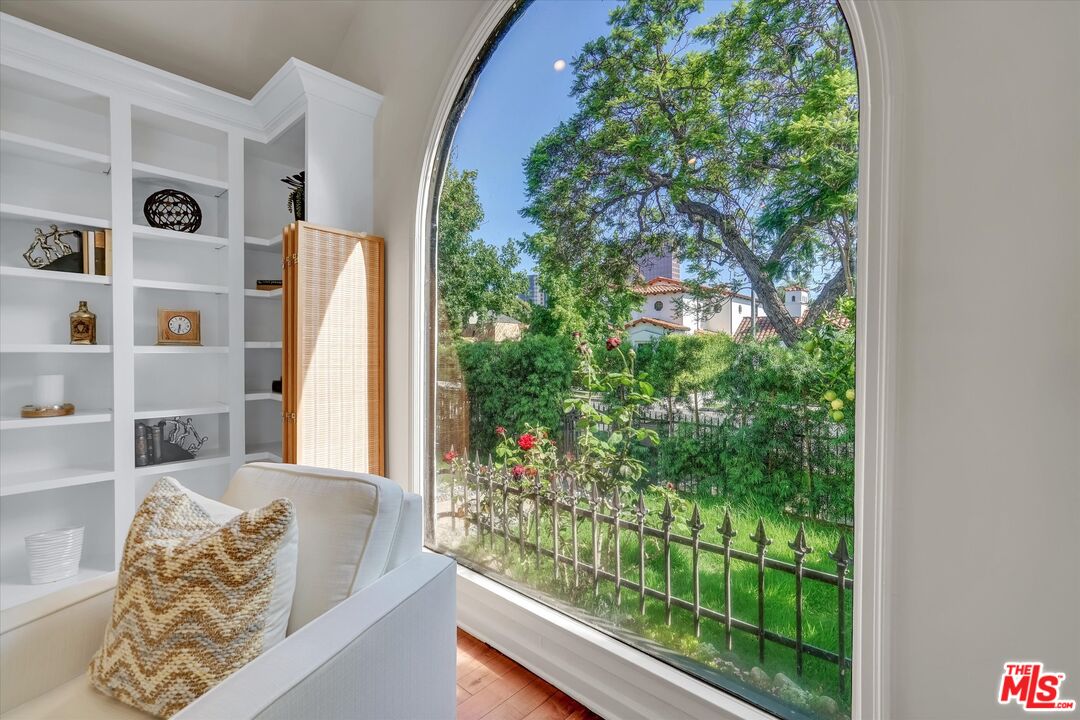 6627 Lindenhurst Ave