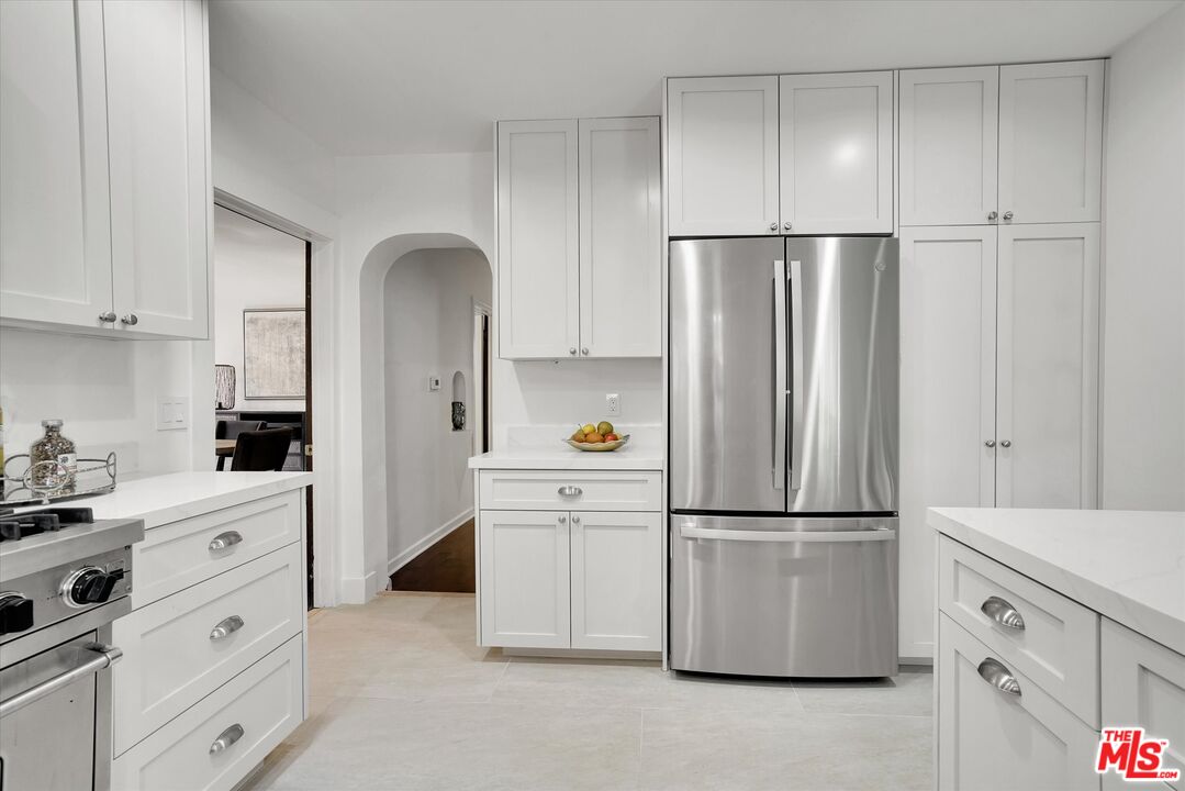 6627 Lindenhurst Ave