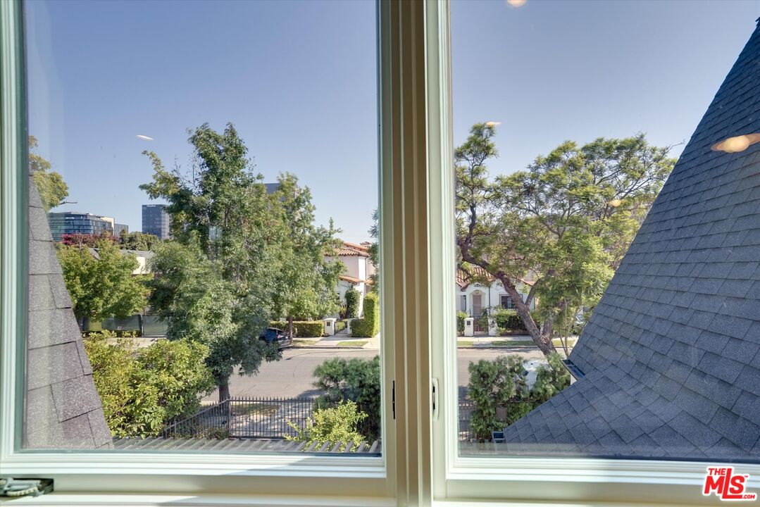 6627 Lindenhurst Ave