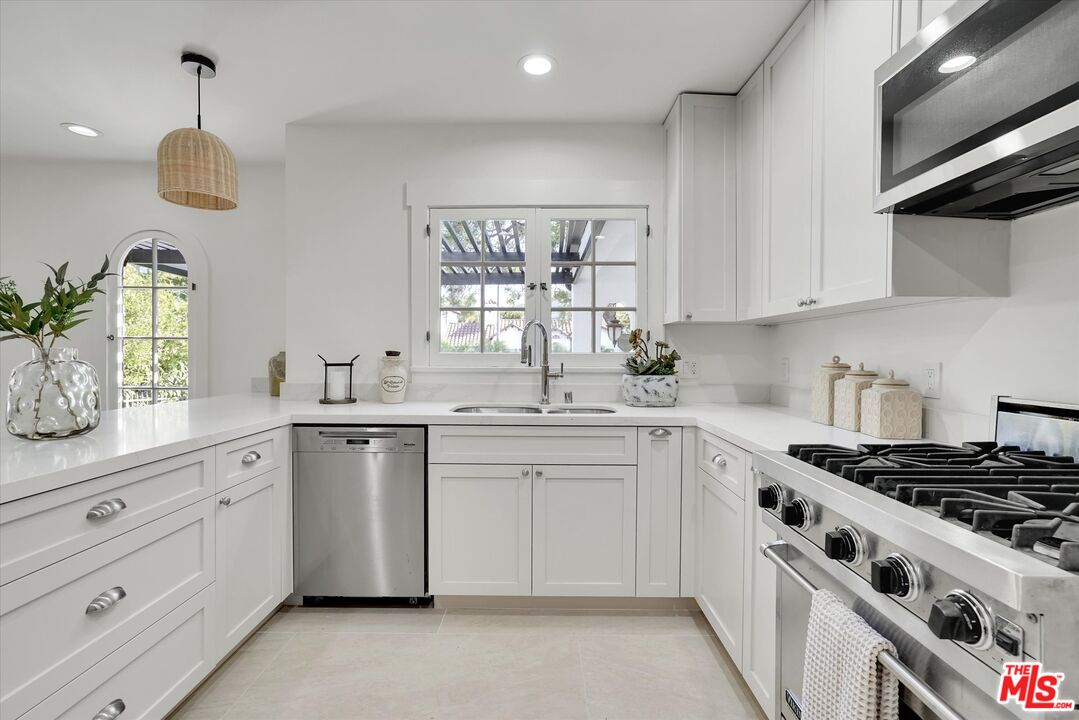 6627 Lindenhurst Ave