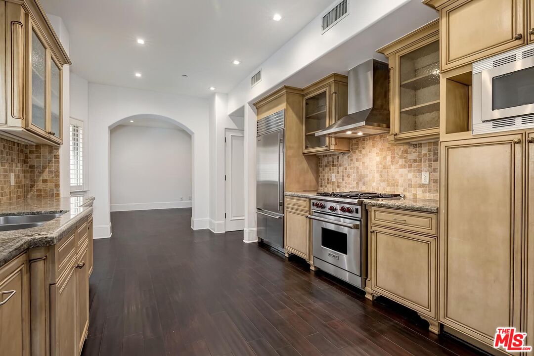 133 S Spalding Dr Unit: 201