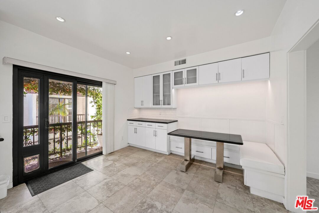 2311 Roscomare Rd Unit: 4