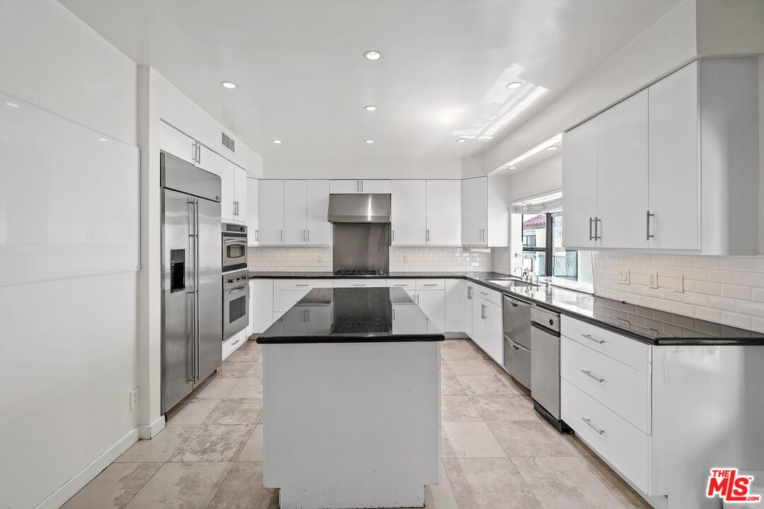 2311 Roscomare Rd Unit: 4