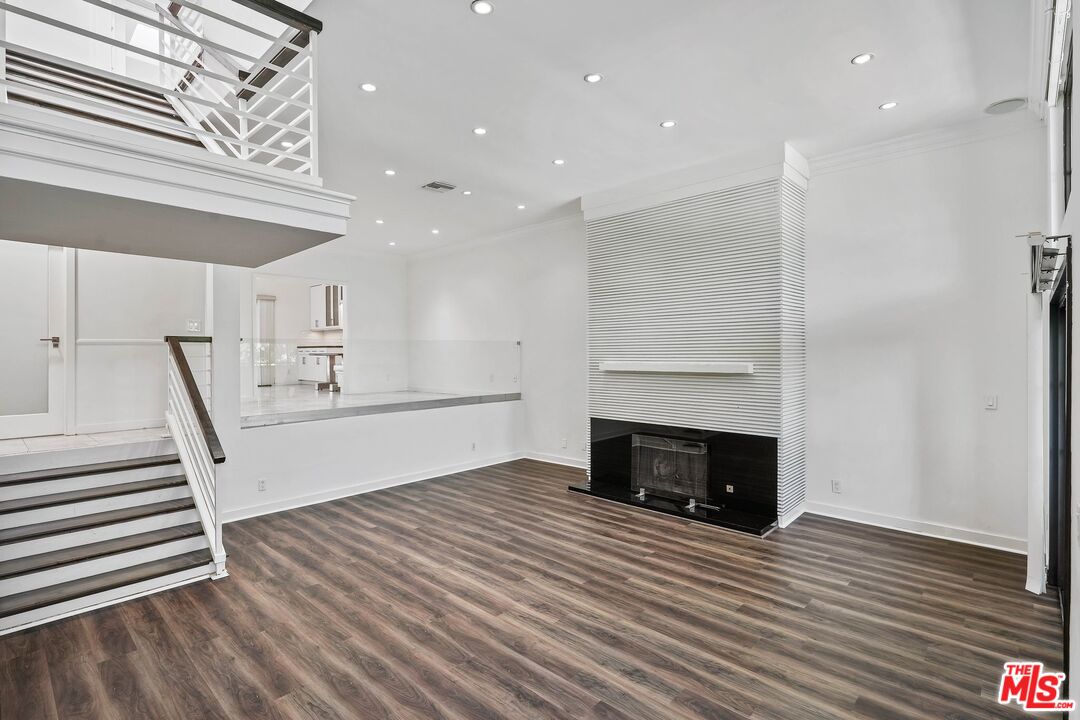 2311 Roscomare Rd Unit: 4