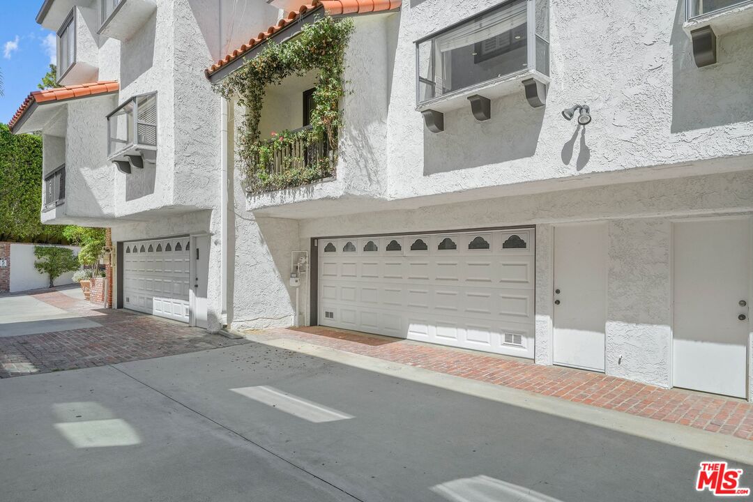 2311 Roscomare Rd Unit: 4