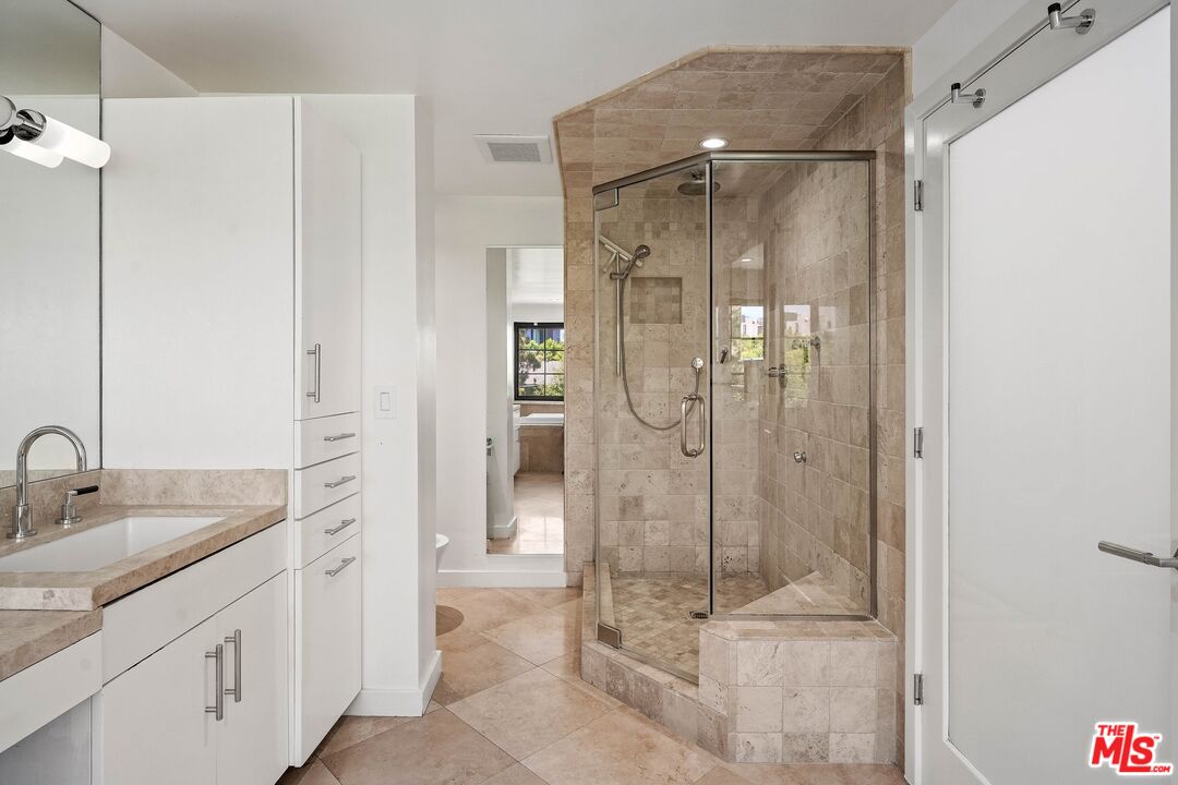 2311 Roscomare Rd Unit: 4