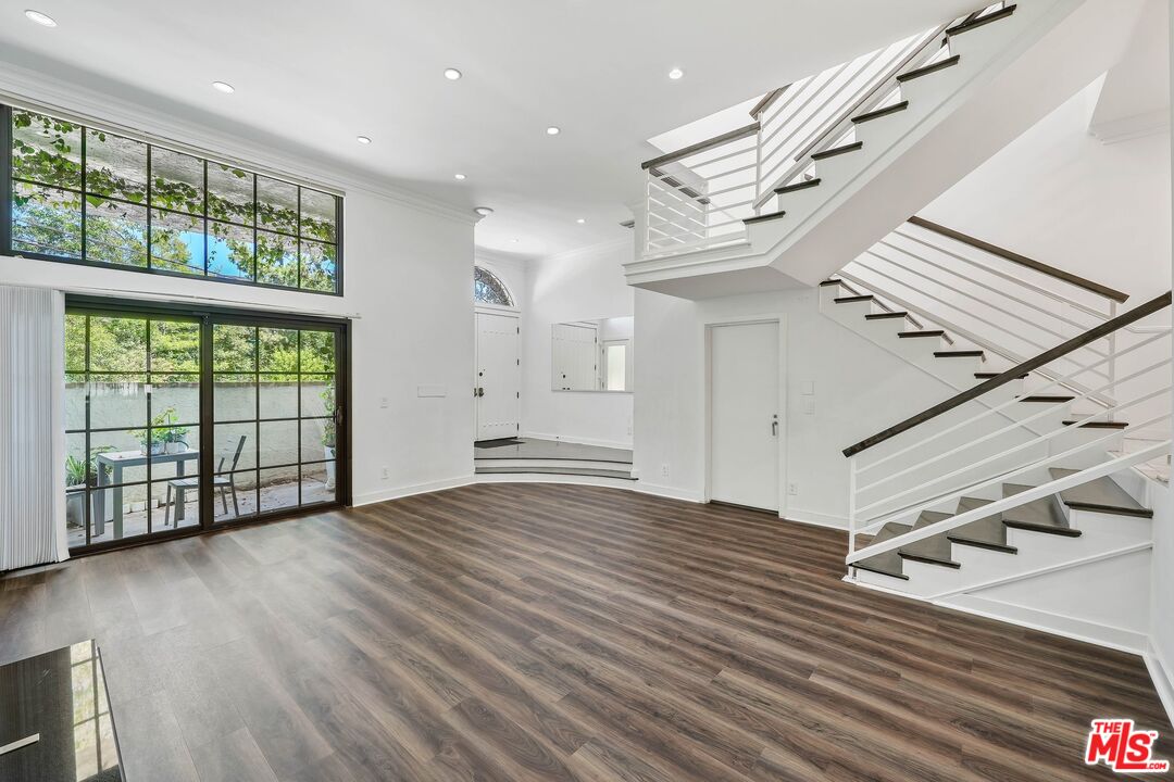 2311 Roscomare Rd Unit: 4