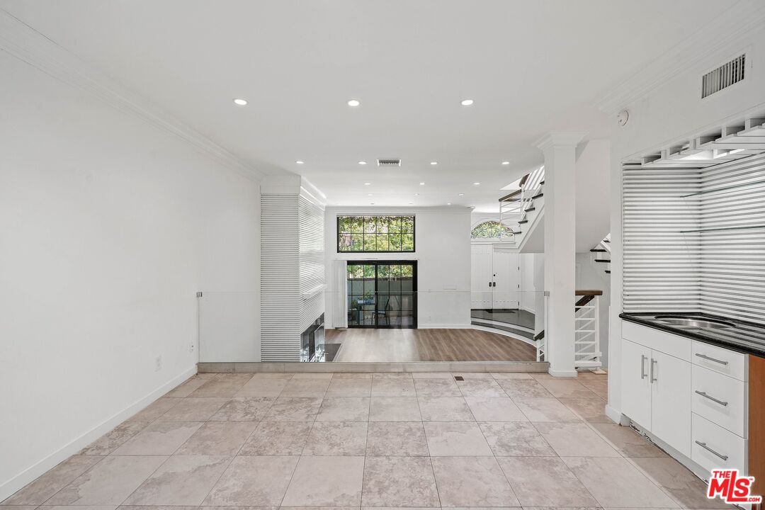 2311 Roscomare Rd Unit: 4