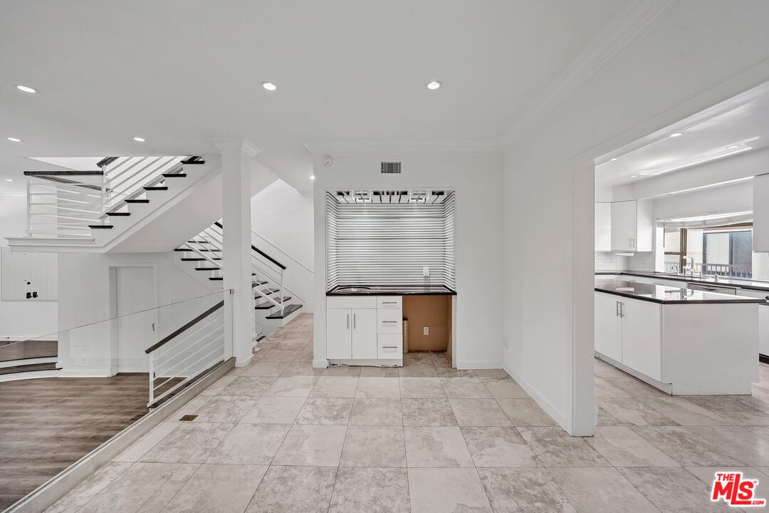 2311 Roscomare Rd Unit: 4