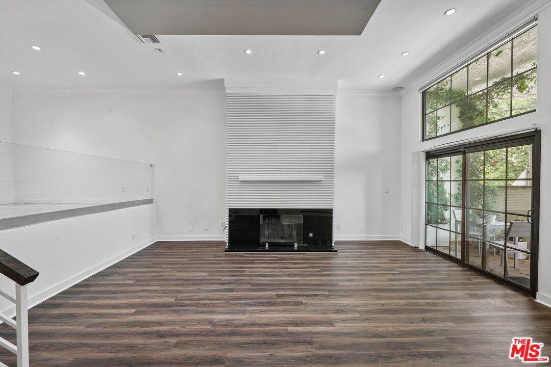 2311 Roscomare Rd Unit: 4