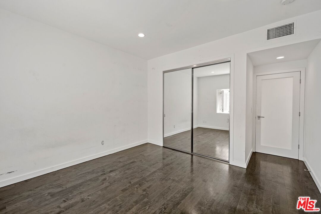 2311 Roscomare Rd Unit: 4