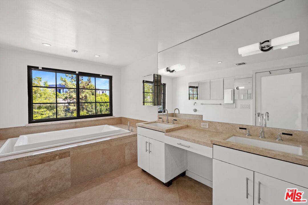 2311 Roscomare Rd Unit: 4