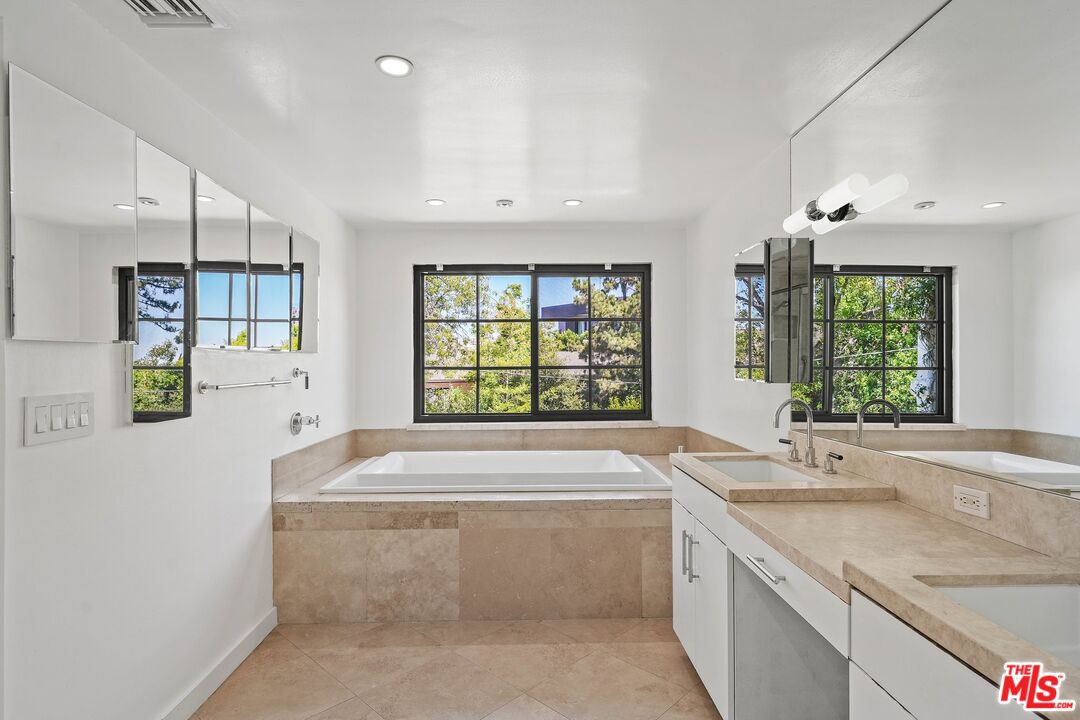 2311 Roscomare Rd Unit: 4