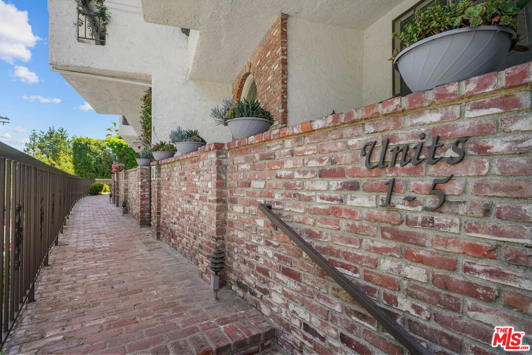 2311 Roscomare Rd Unit: 4