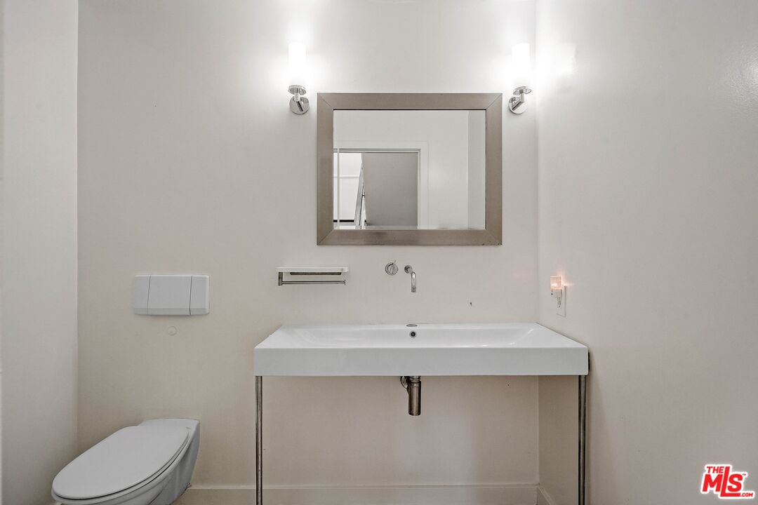 2311 Roscomare Rd Unit: 4