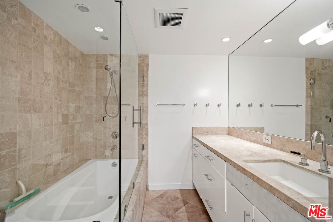 2311 Roscomare Rd Unit: 4