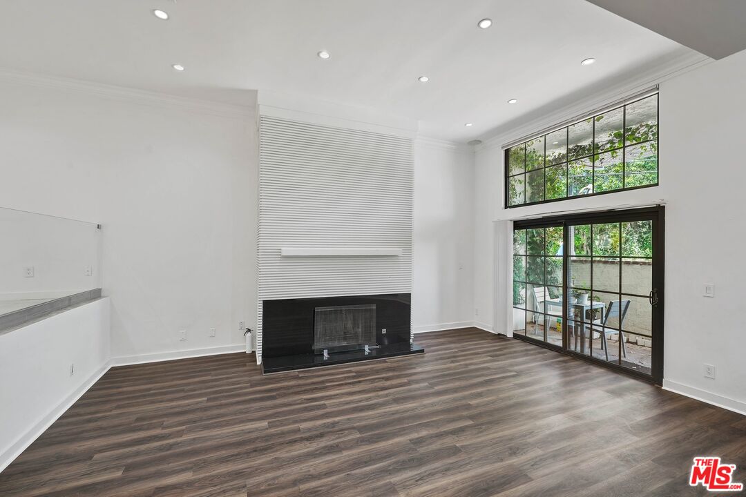 2311 Roscomare Rd Unit: 4