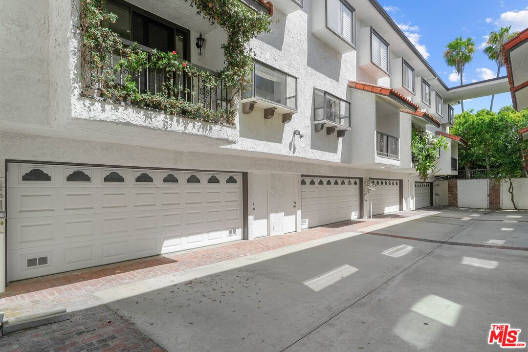 2311 Roscomare Rd Unit: 4