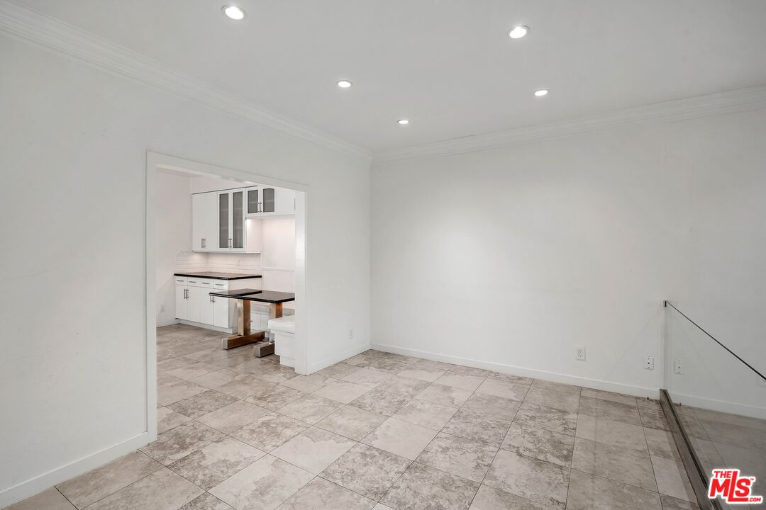 2311 Roscomare Rd Unit: 4