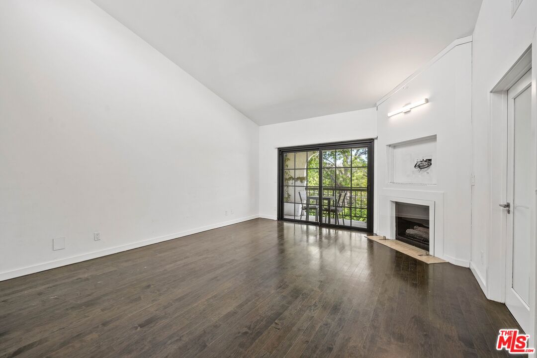 2311 Roscomare Rd Unit: 4