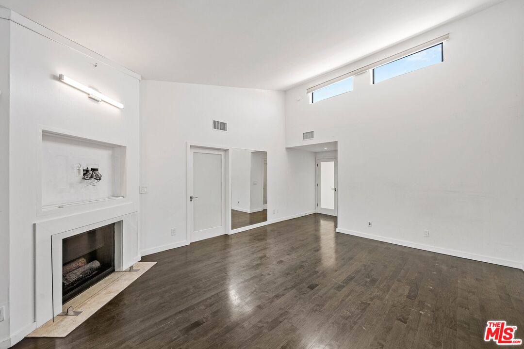 2311 Roscomare Rd Unit: 4